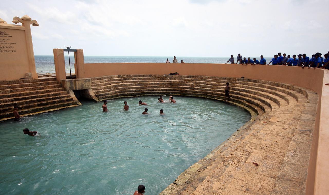 Sai Holiday Inn Jaffna Exterior foto